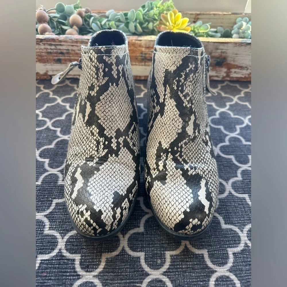 Arizona Jean Company Galen Zip Block Snakeskin Ankle Boots- size 8